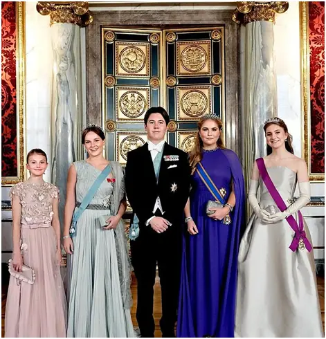 丹麦王子克里斯蒂安(中)与参加晚宴的欧洲国家王室成员合影 图自丹麦王室Instagram账号