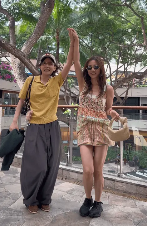 刘芸笑容洋溢，心情大好。