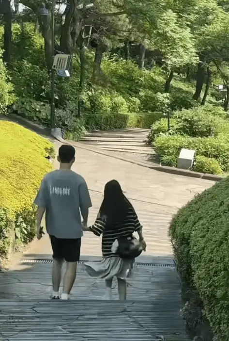 李嘉格晒与男友游玩视频。