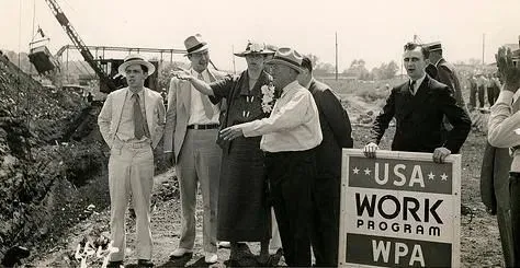 1936年罗斯福总统夫人在爱荷华州与工程人员交谈，FDR Library