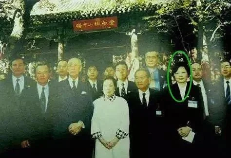 蔡英文（绿圈内）1998年在北京香山碧云寺留影。