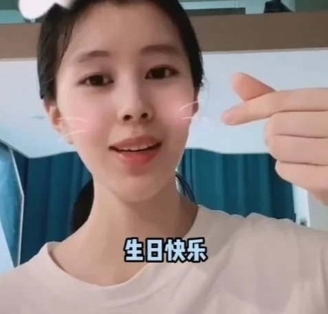 黄圣依携全家为老公庆生，20岁继女罕见出镜，清纯甜美气质佳