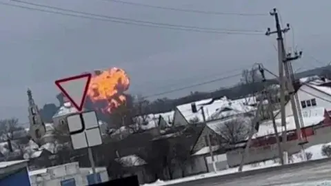俄新社1月24日关于“一架伊尔-76运输机在俄罗斯别尔哥罗德州坠毁”报道所配视频中的画面