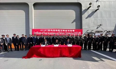 中泰双方在泰国向沪东中华造船厂集团建造的071ET型船坞登陆舰上举行交船证书签署仪式。