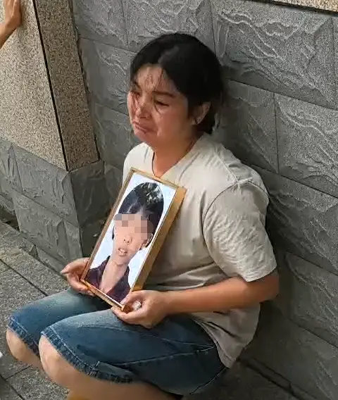 12岁女童被继母关厕所17天虐待致死！生父拒不认罪，生母法院外泪崩痛诉：求严惩_https://www.izongheng.net_快讯_第2张