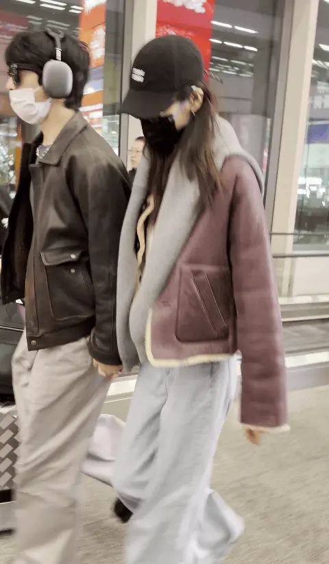 刘雯紧紧地跟着井柏然。