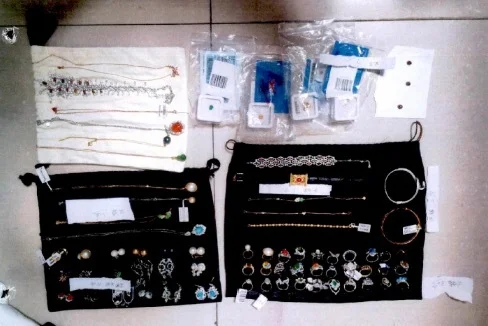 被害人为嫌疑人购买的部分首饰。 本文图片 上海市松江区检察院 供图