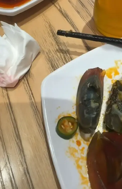 女子吃出蠕动虫子，门店：对方索要5000元，按食安法只能给1000元_https://www.izongheng.net_快讯_第2张