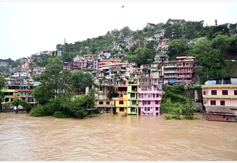这是7月10日在印度喜马偕尔邦曼迪地区拍摄的涨水的比亚斯河。新华社