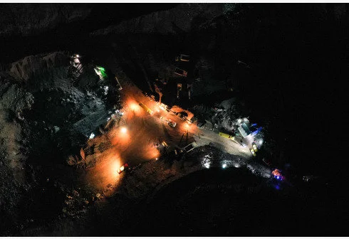直击内蒙古露天煤矿坍塌事故救援现场