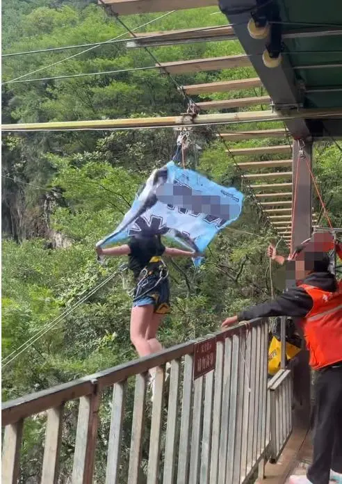 女游客体验景区悬崖秋千项目高空坠落，当地回应