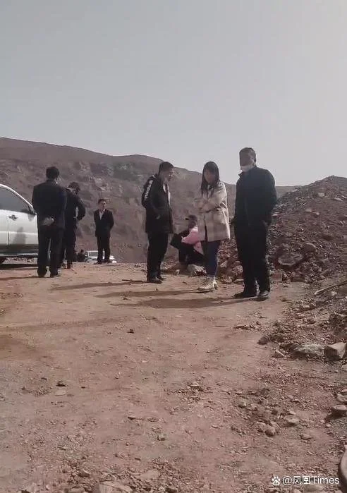 在矿上守望的部分被埋者家属。