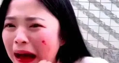 姑娘在直播吃活章鱼，结果章鱼跟她拼了……（女主播吃播活章鱼）