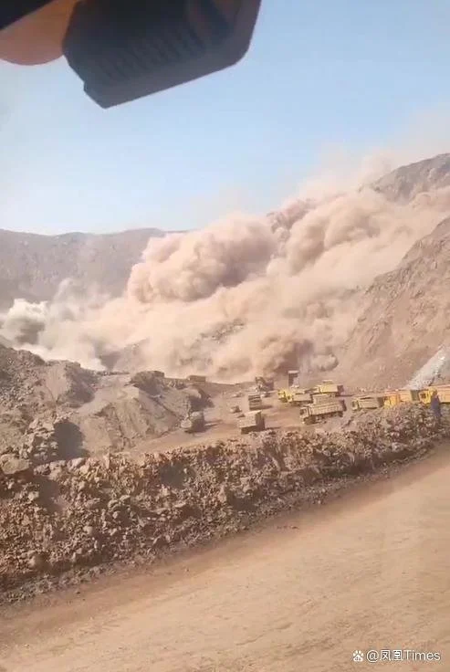 挖机司机王铎在不远处拍下了滑坡事故的过程。