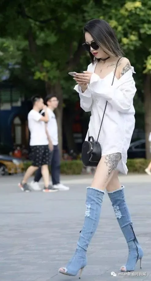 有一种另类叫美女把“裤子”当鞋穿，新奇又时尚，重点是显腿细(把裤子改成裙子的视频)