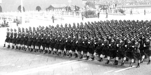 1984年阅兵式，步伐整齐的女兵方队首次出现在国庆阅兵式上。文汇报