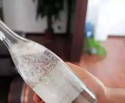 白酒是五谷之精华，如何辨别酒精勾兑酒和纯粮食酒？-如何区分酒精勾兑与纯粮酿造