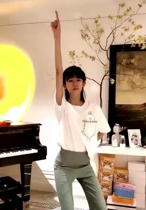 陆毅14岁的女儿腿太长！身材太瘦裤子显松垮，一双胳膊细到似竹竿(陆毅的大女儿多大)