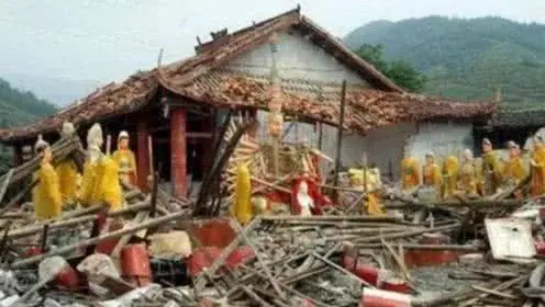 汶川地震出现怪物吃人（汶川地震母亲喂孩子） 第4张