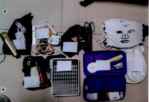 被害人为嫌疑人购买的大牌包和美容仪。