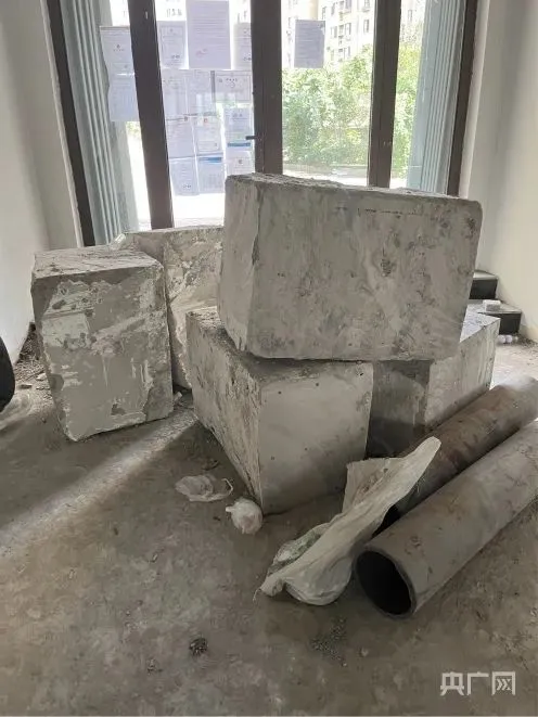 钢筋混凝土石块（总台中国之声记者谭朕 摄）