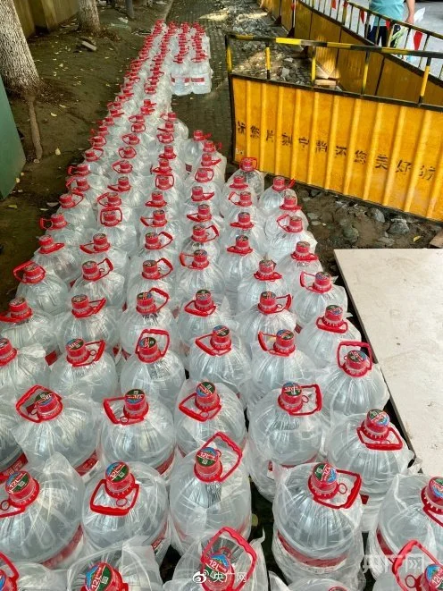 7月2日将向居民增发的百余桶饮用水已准备就绪（央广网记者 唐奇云 摄）