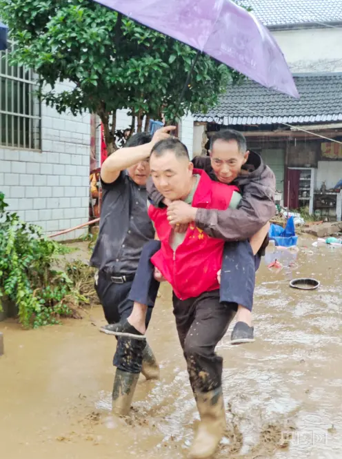 刘林志救援受灾村民（央广网发 八村村供图）