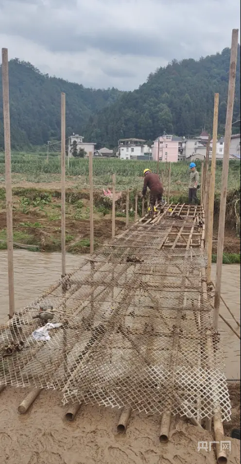 村里架起临时桥梁（央广网见习记者张琳琳 摄）