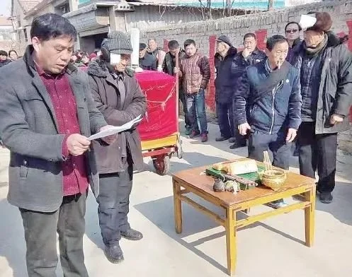在巨野县前冯桥村一场简办葬礼上，村党支部书记姚元臣（左一）致辞缅怀逝者。　受访单位供图