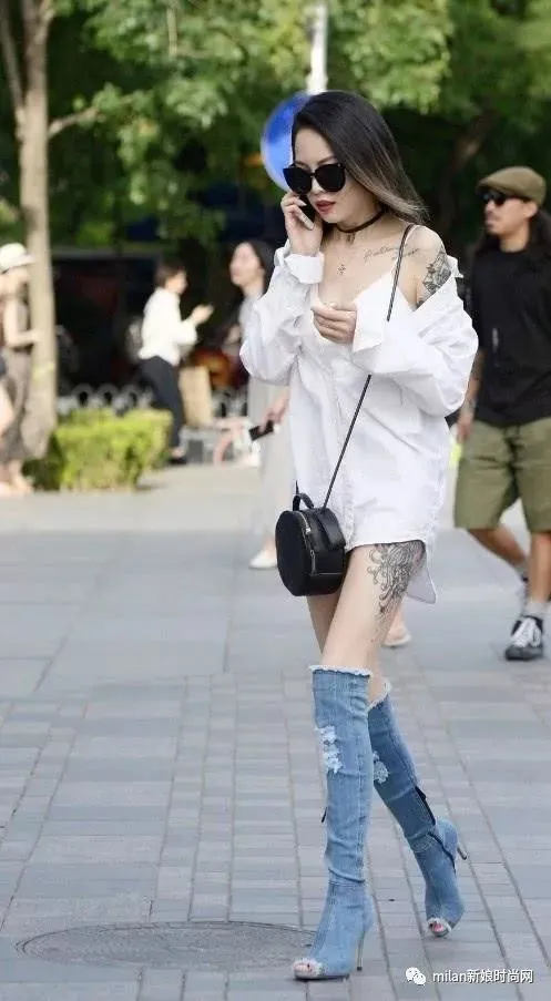 有一种另类叫美女把“裤子”当鞋穿，新奇又时尚，重点是显腿细(把裤子改成裙子的视频)