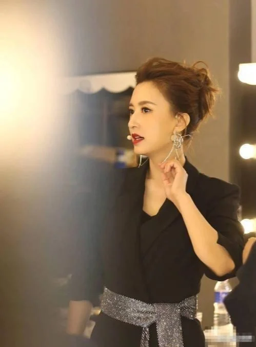 央视年轻美女主持人张蕾，为何要嫁给已经50多岁的老头？