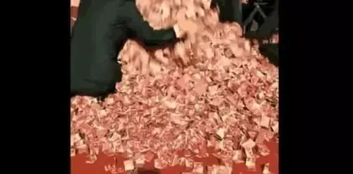 老板拿五千万给员工发奖金，一人只能捧一捧，几个女生上台后老板后悔了（奖励500万元）