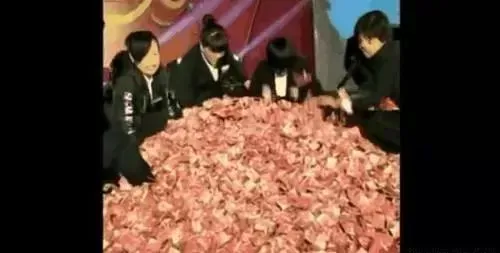 老板拿五千万给员工发奖金，一人只能捧一捧，几个女生上台后老板后悔了（奖励500万元）