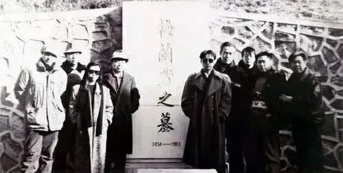 1992年，电影《霸王别姬》剧组人员，祭拜京剧大师梅兰芳