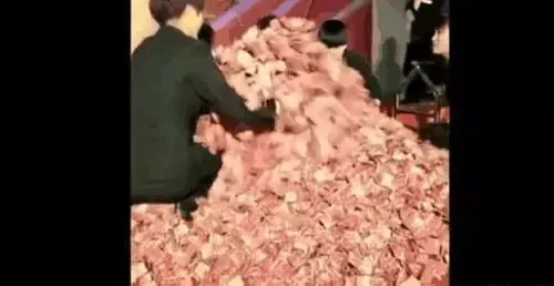老板拿五千万给员工发奖金，一人只能捧一捧，几个女生上台后老板后悔了（奖励500万元）