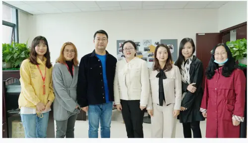 图/悟空中文创始人兼CEO王玮(中)与西南交通大学老师