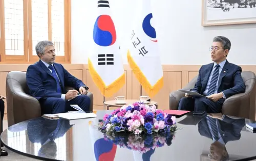 6月21日，在首尔钟路区的韩国外交部大楼，韩国外交部第一次官金烘均（右）召见俄罗斯驻韩大使格奥尔基·季诺维也夫，韩国外交部