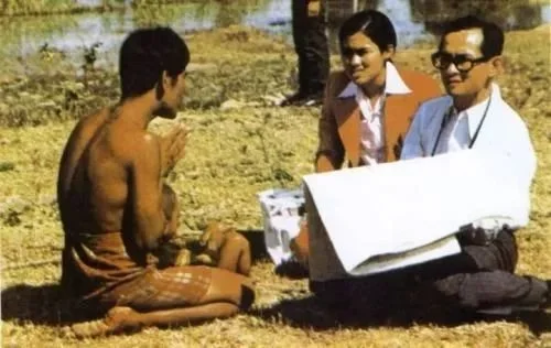 ·与父亲拉玛九世（右一）一同与泰国民众交流的诗琳通公主（右二）。