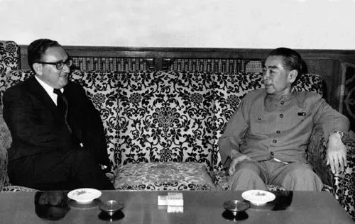 基辛格在1971年首次访华时，与周恩来总理亲切交谈。图源：China Daily