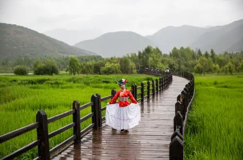 暑期：四川泸沽湖旅游回暖复苏 省内外游客接踵而至-第1张图片-海南百花岭热带雨林文化旅游区