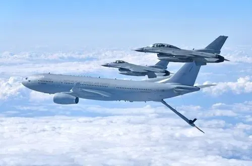 韩国“KC-330”空中加油机（前一）和“KF-16”战斗机演练执行空中加油任务。韩联社报道截图