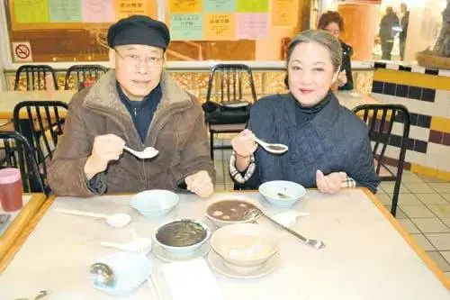 香港演员岳华去世，享年76岁，曾让港台三大名媛痴迷（香港演员岳华的妻子照片）