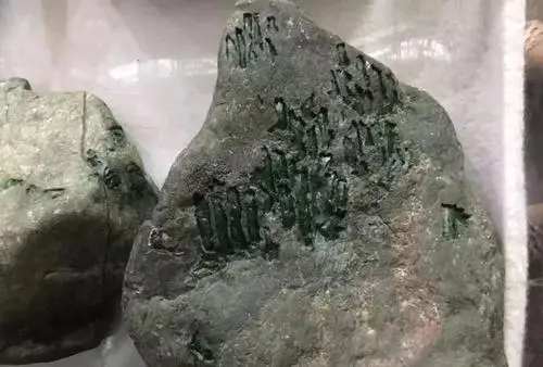 翡翠原石为什么是最难鉴定的宝石原石？-翡翠原石如何鉴别好坏