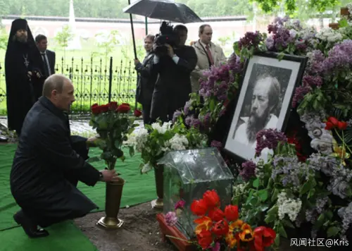 时任总理的普京去顿斯科伊修道院墓地，为新迁入的邓尼金、伊雷因和什梅廖夫扫墓，并向索尔仁尼琴墓献花（2009）