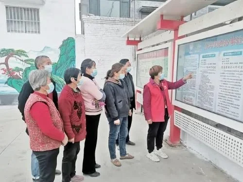 巨野县永丰街道的村居干部正在给村民宣讲村规民约中“白事简办”的内容。徐之坤 摄