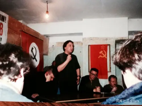 杜金（站立者）在民布会议上发言，右边戴眼镜者为利莫诺夫（1996）