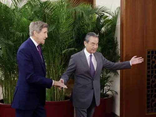 7月18日，中共中央政治局委员、中央外办主任王毅与美国总统气候问题特使约翰·克里举行会谈 图自：中国外交部
