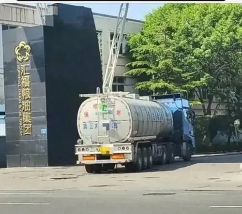 油罐车进入粮油企业