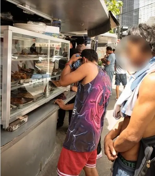 ▲威廉请“鼹鼠人”社区的人们在路边摊餐车吃饭