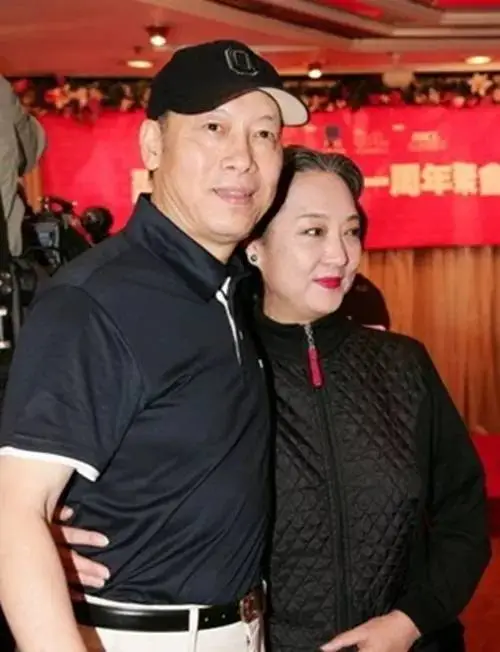 香港演员岳华去世，享年76岁，曾让港台三大名媛痴迷（香港演员岳华的妻子照片）